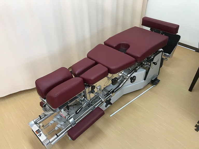 小さなお子様から高齢者まで安全に矯正ができるトムソンテーブルを使用